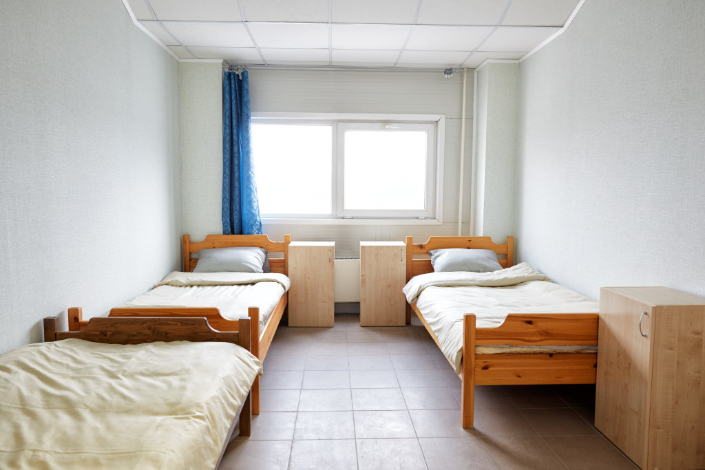 Cama en dormitorio compartido con vista Komfort Hostel