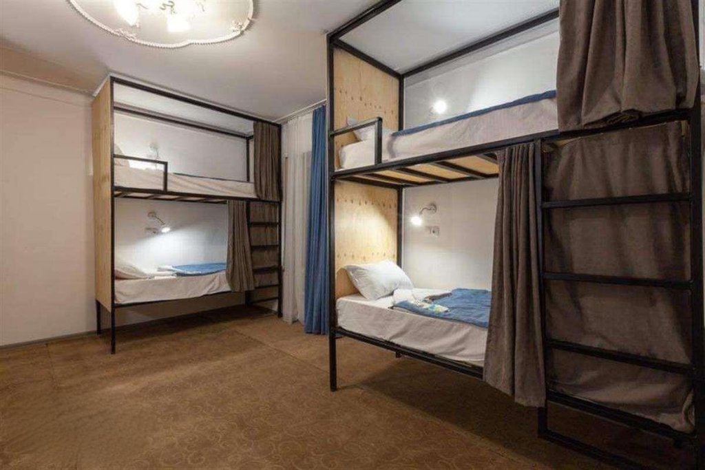 Кровать в общем номере с балконом и с красивым видом из окна Хостел Sunny Hostel