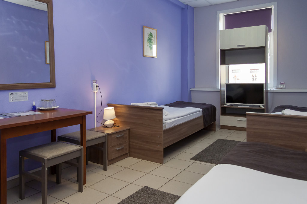 Cama en dormitorio compartido (dormitorio compartido femenino) con vista a la ciudad Mini-Hotel Belelyubskogo