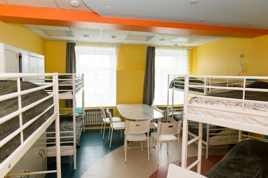 Cama en dormitorio compartido (dormitorio compartido masculino) con vista Kam24 Hostel