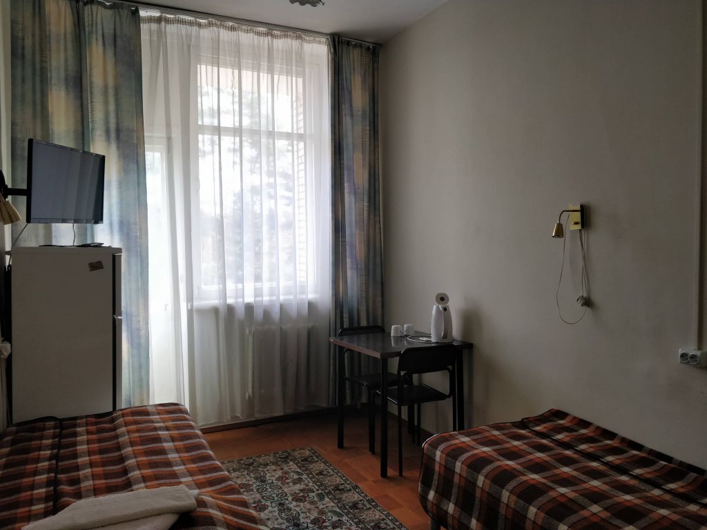 Économie quadruple chambre avec balcon et Vue sur le parc ZhMZ Hotel