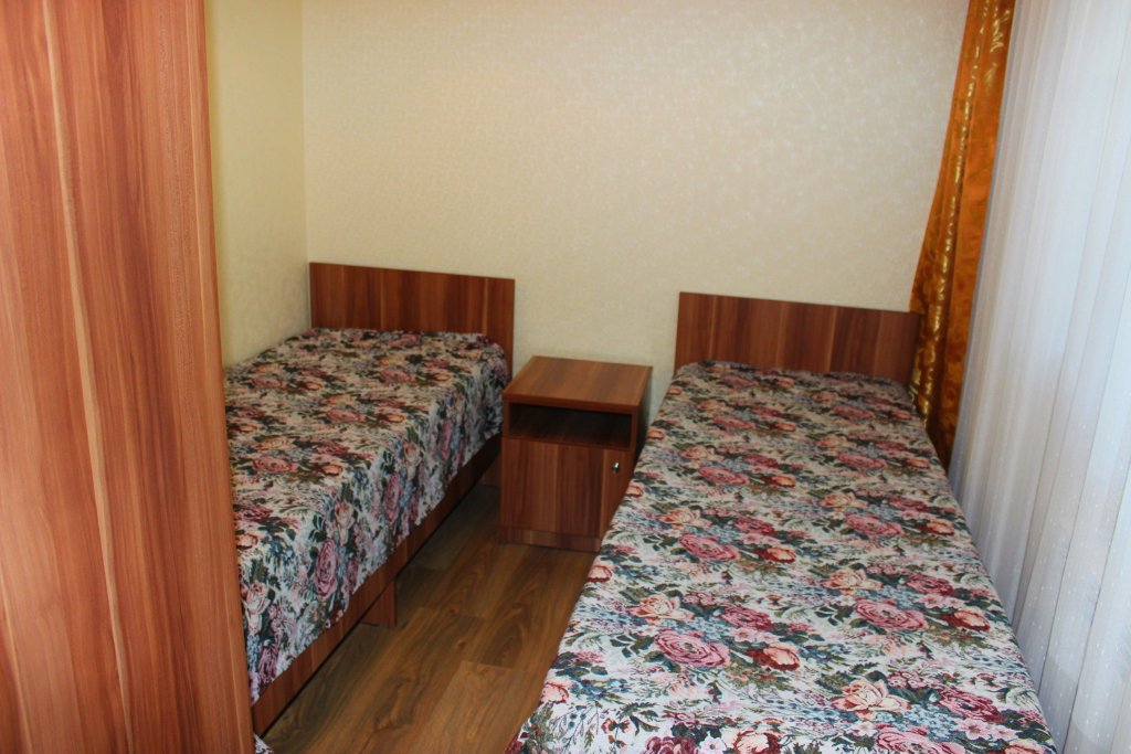 Четырёхместный номер Standard с 2 комнатами Гостевой дом на Самбурова 210Б