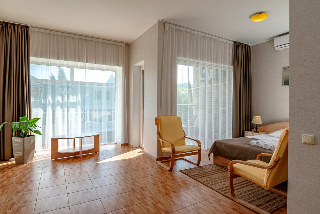 Трёхместный полулюкс с балконом и с красивым видом из окна Отель Медведь Resort