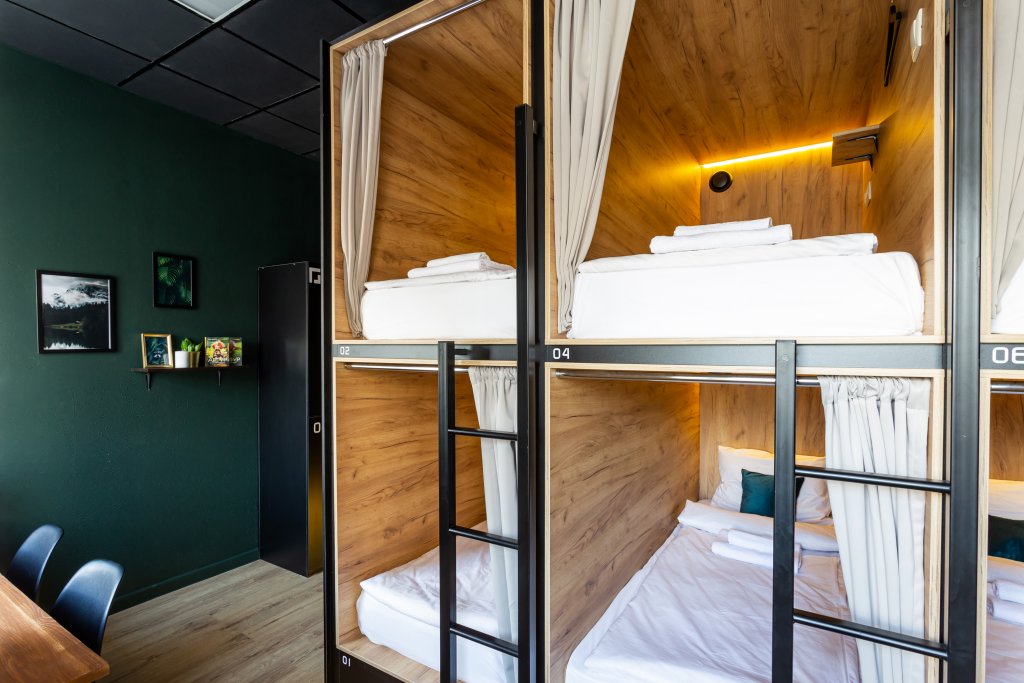 Кровать в общем номере с видом на город Капсульный отель CAPS Hotel