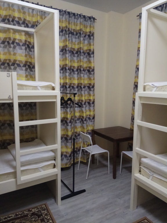 Cama en dormitorio compartido (dormitorio compartido masculino) con vista Piligrim Hostel