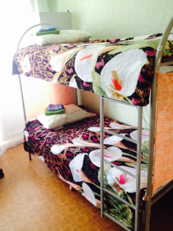 Cama en dormitorio compartido con vista 141 Hostel