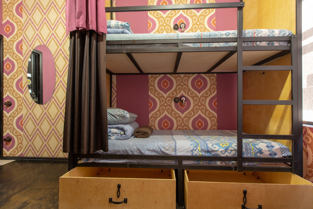 Кровать в общем номере Хостел и туры Тринити
