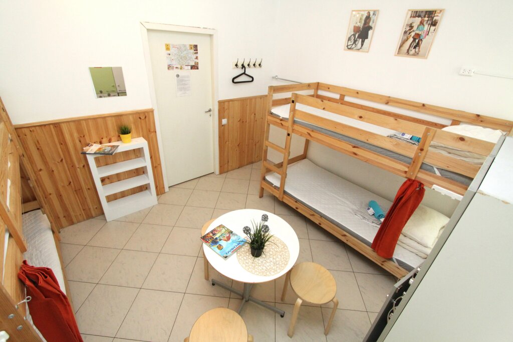 Cama en dormitorio compartido (dormitorio compartido femenino) con vista BedandBike Rooms