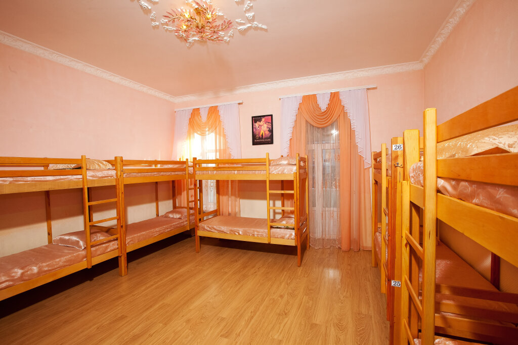 Кровать в общем номере (мужской номер) с балконом Life Hostel