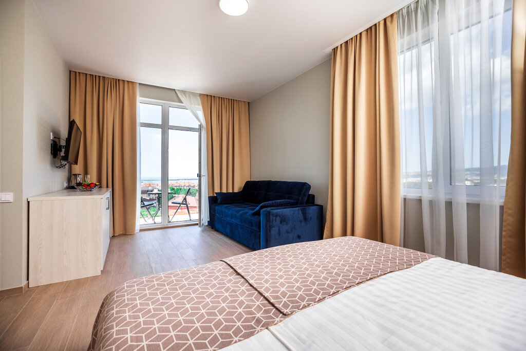 Supérieure triple chambre avec balcon et Vue mer Milan Hotel