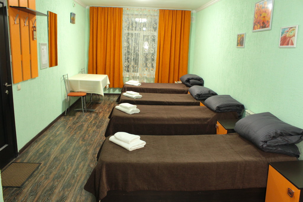 Кровать в общем номере с красивым видом из окна Отель Ай Да Вкус