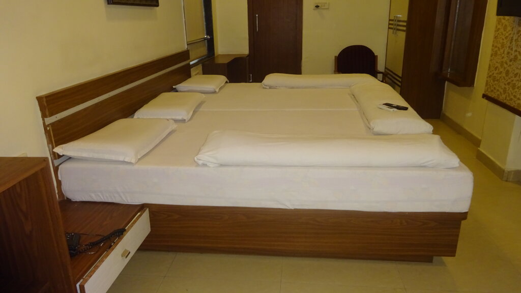 Люкс с 3 комнатами Отель Shri hari Prem
