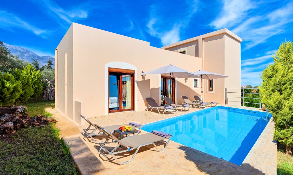 Вилла с 4 комнатами с балконом и с красивым видом из окна Вилла Cretan Sunny Villa Heated Pool