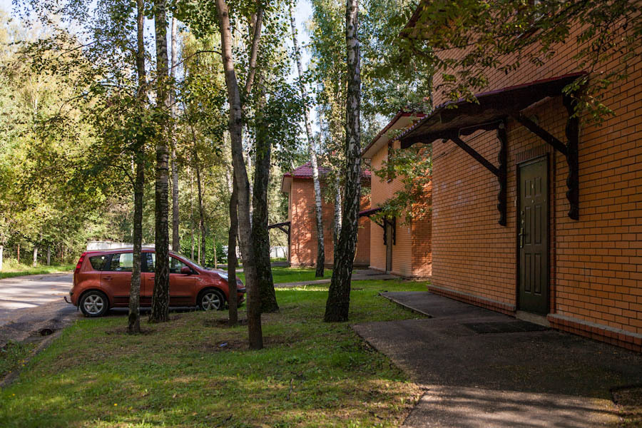 Айвенго подольск. Отель джунгли загородный клуб Айвенго. Айвенго Подольск коттеджи. Отель джунгли Подольск. Парковка для гостей джунгли Айвенго отель.