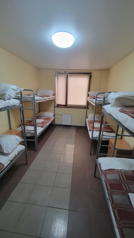 Cama en dormitorio compartido (dormitorio compartido femenino) con vista Komfort Hostel
