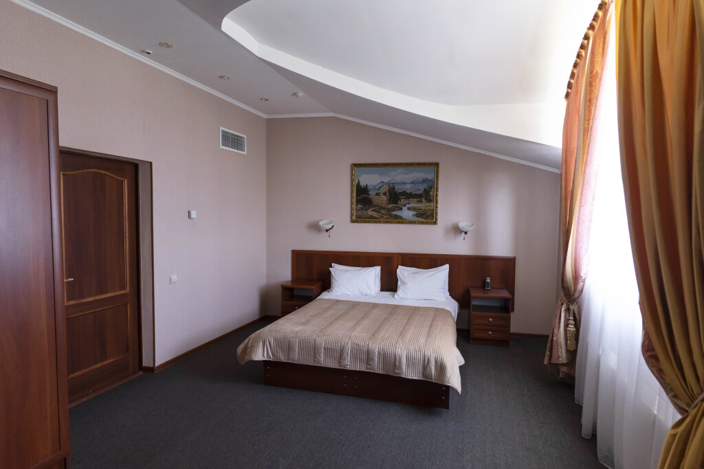Large Suite Hotel Korona