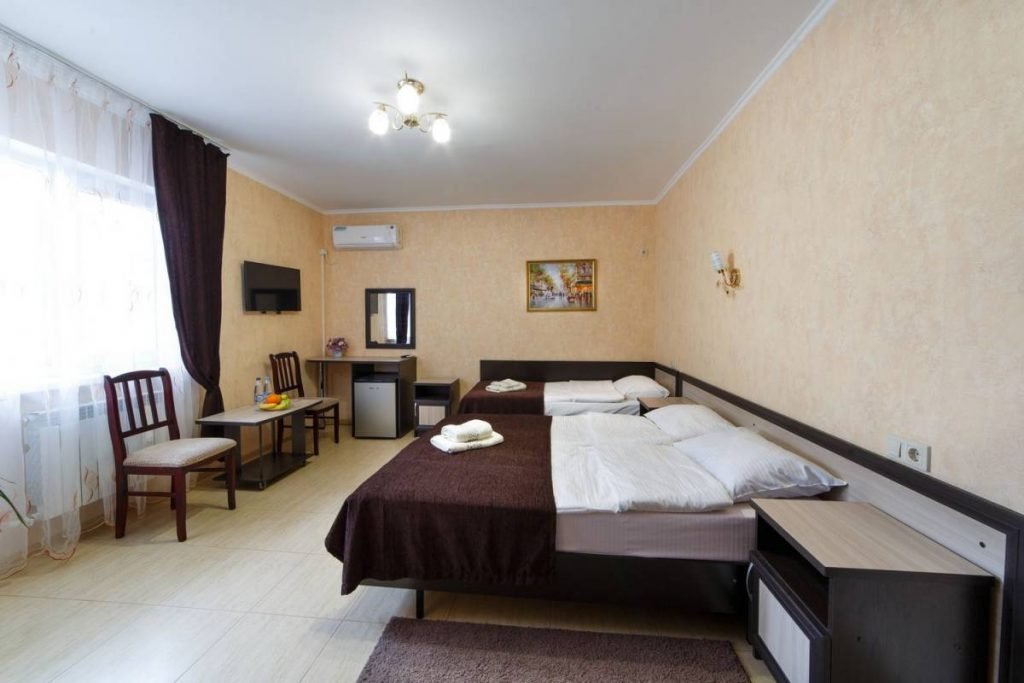 Confort triple chambre avec balcon Viktory Guest House