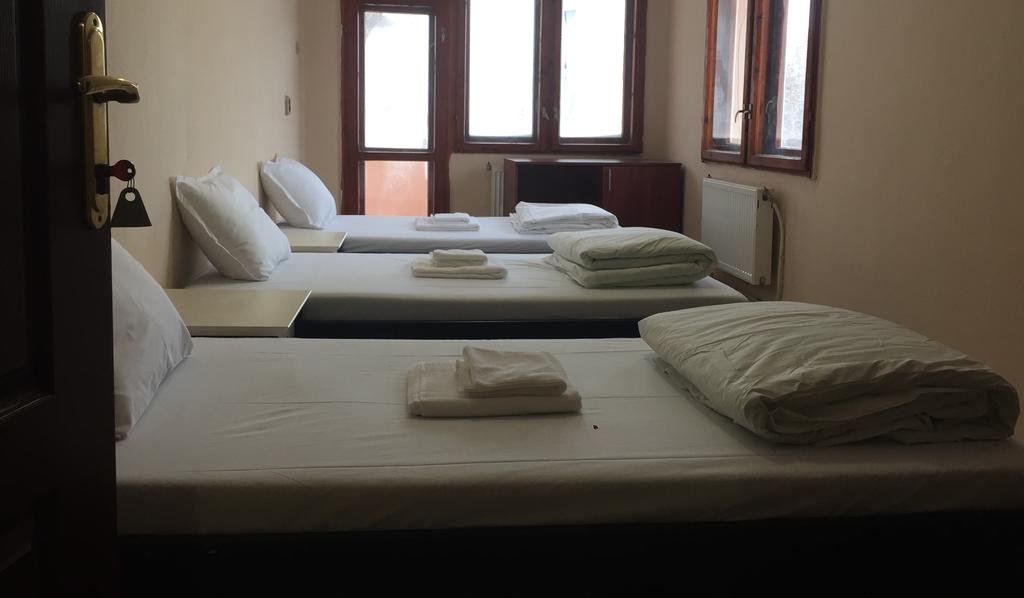 Кровать в общем номере Отель Alice