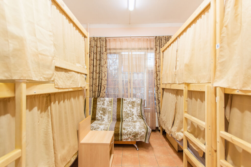 Bett im Wohnheim (Männerwohnheim) mit Blick Hostel MAKS