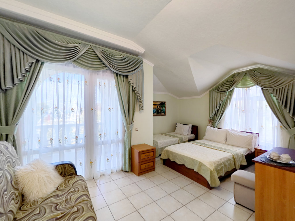 Habitación cuádruple Estándar con balcón y con vista al mar Arina Guest House