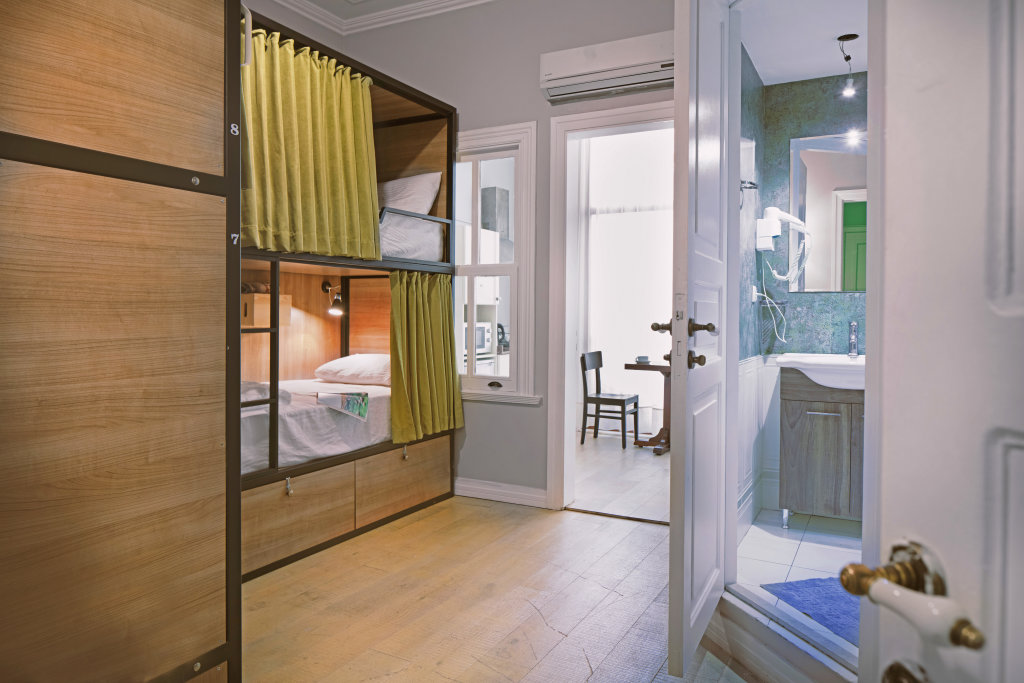 Кровать в общем номере с красивым видом из окна Moda Hostel