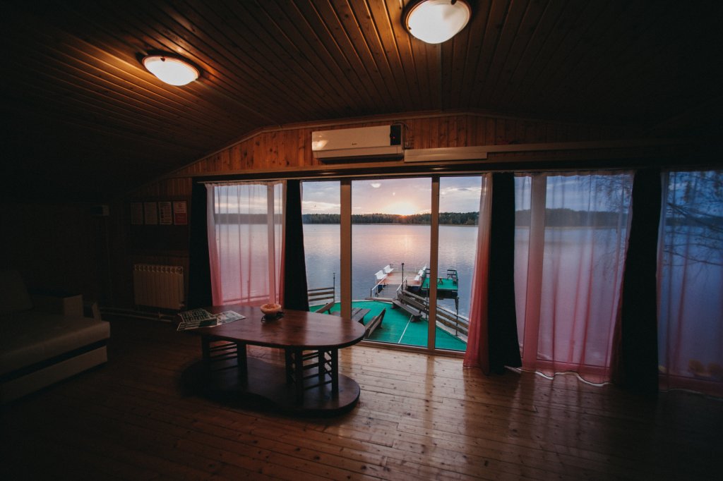 Шестиместная вилла с балконом и с красивым видом из окна Селигерский бережок