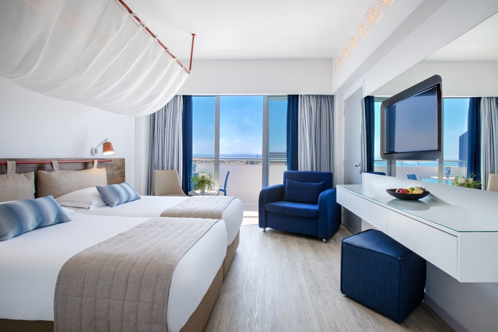 Номер Superior с балконом и с частичным видом на море Lordos Beach Hotel & Spa