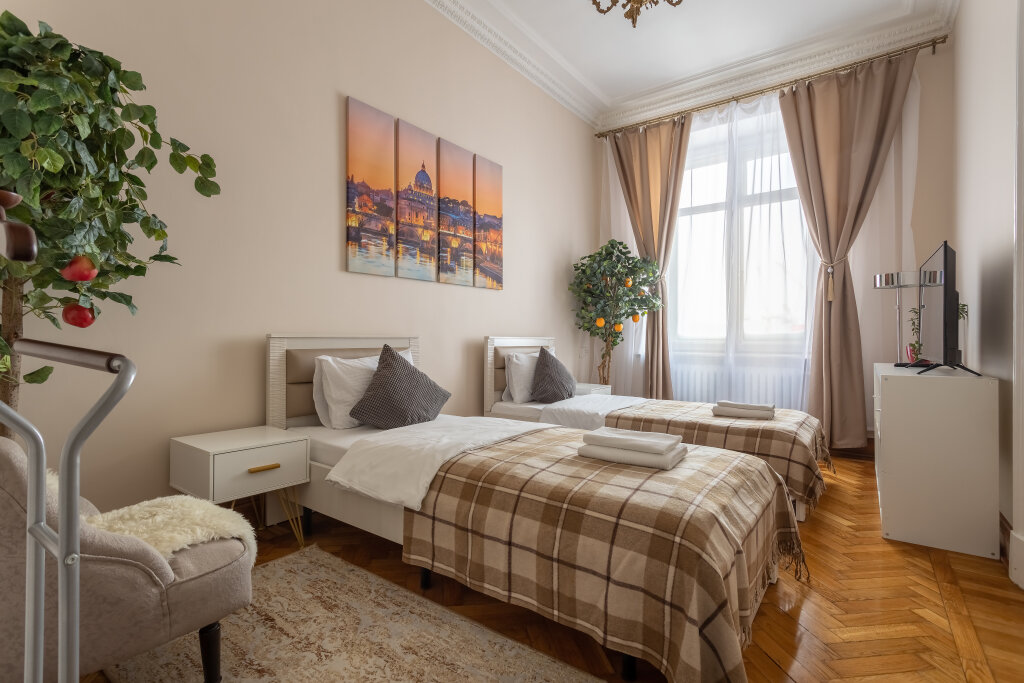 Апартаменты с 2 комнатами с видом на город Сталинские высотки Кудринская