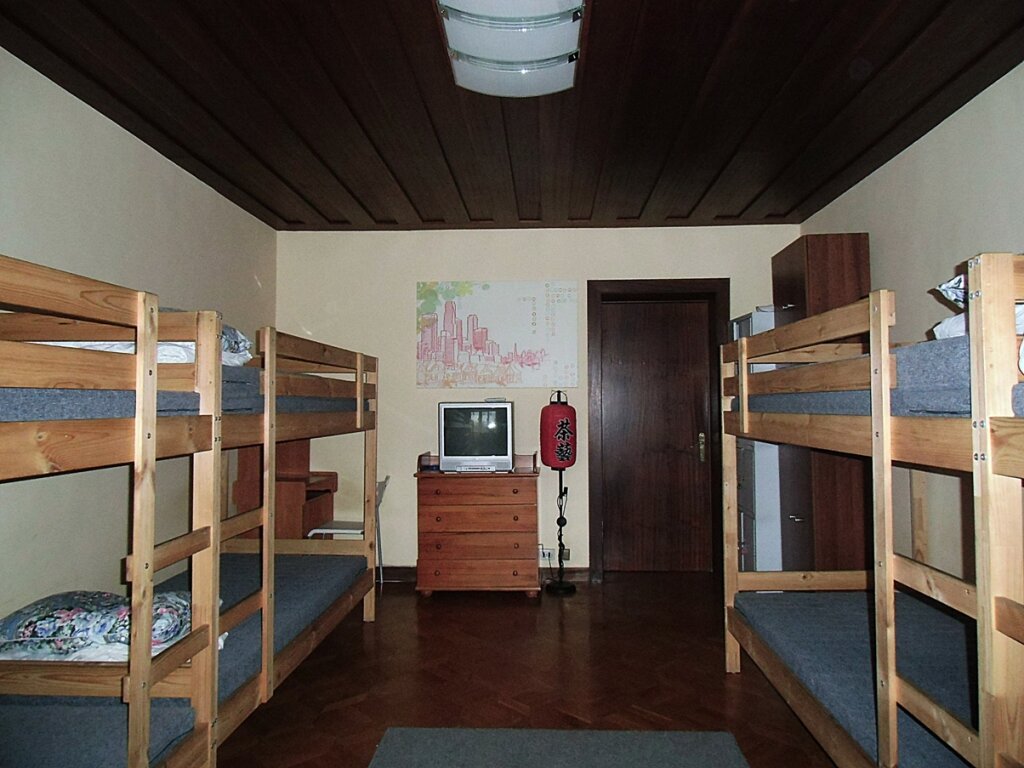 Кровать в общем номере (мужской номер) с балконом Атмосфера Хостел