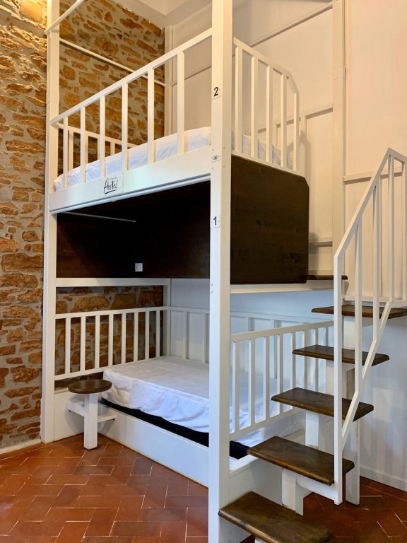 Cama en dormitorio compartido con vista New Generation Hostel Bucharest Center