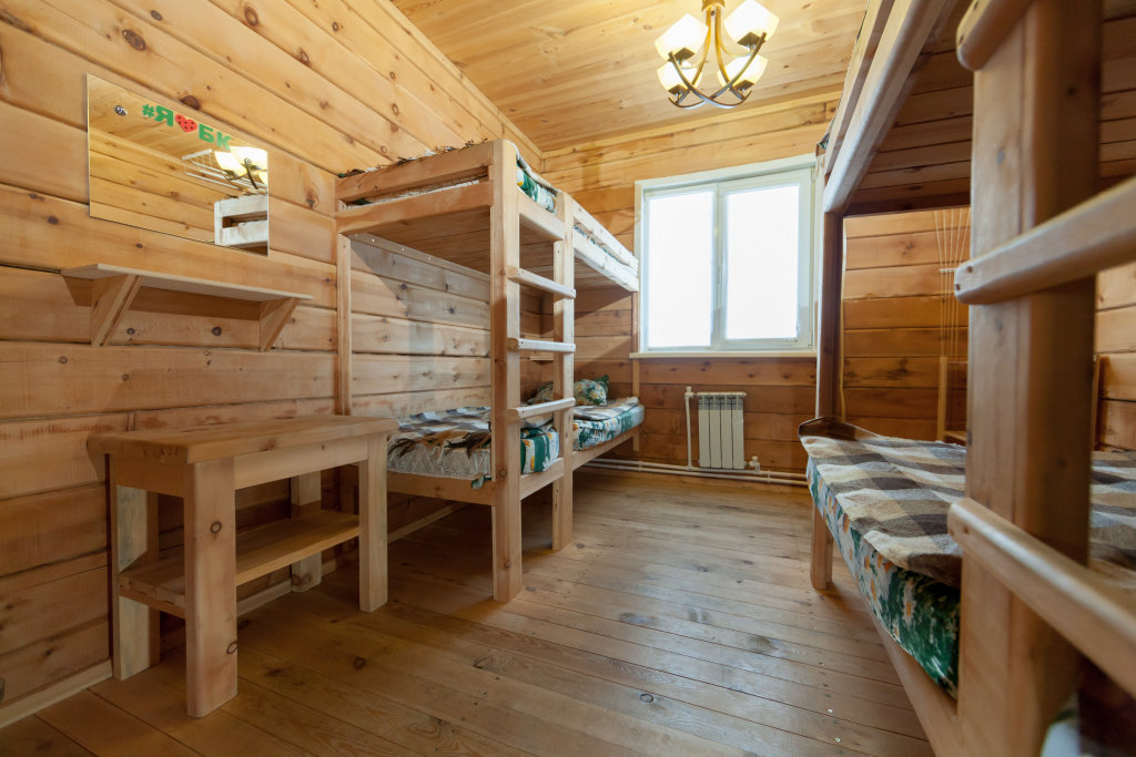 Кровать в общем номере с красивым видом из окна Эко-хостел Сибирь