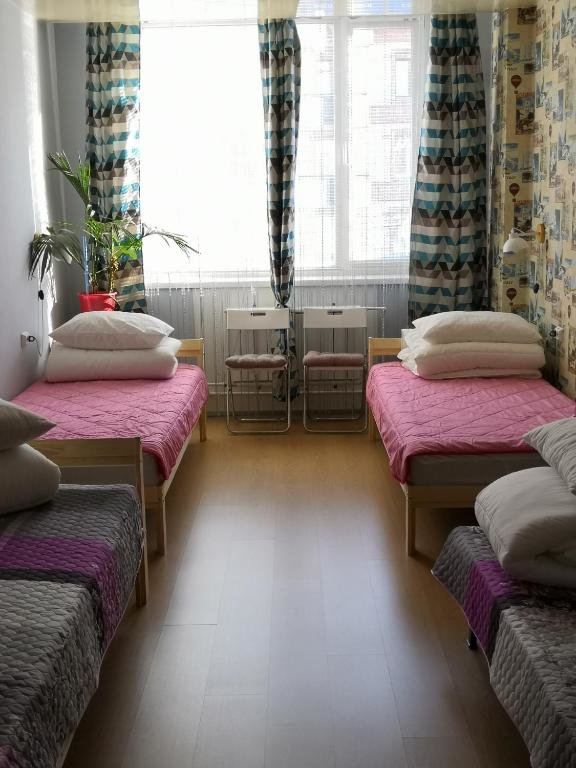 Cama en dormitorio compartido con vista 03RUS Hostel