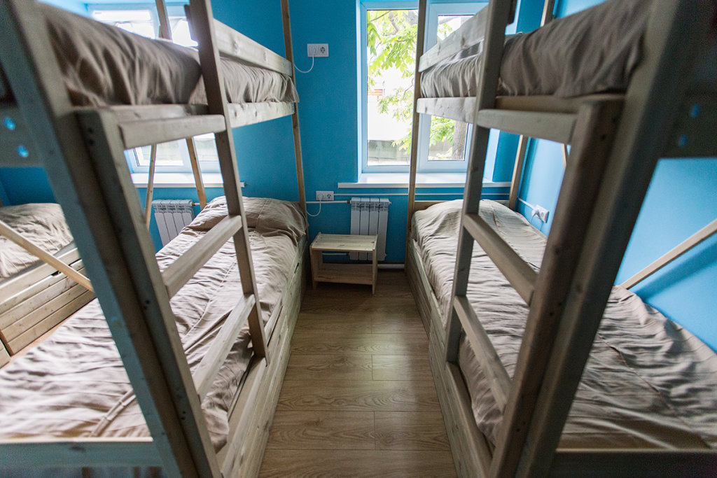 Кровать в общем номере с красивым видом из окна Хостел Матрас, Матрос и Альбатрос
