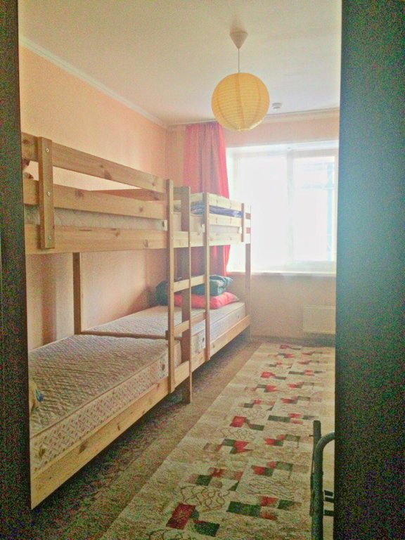 Cama en dormitorio compartido (dormitorio compartido femenino) con balcón PanDa na Vzletke Hostel
