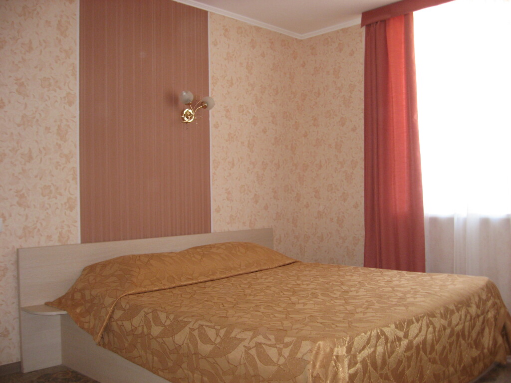 Отель Hotel Raduga в Партенит, Большая Алушта. Забронировать Hotel Raduga,  pgt. Partenit, ul. Priozernaja 78