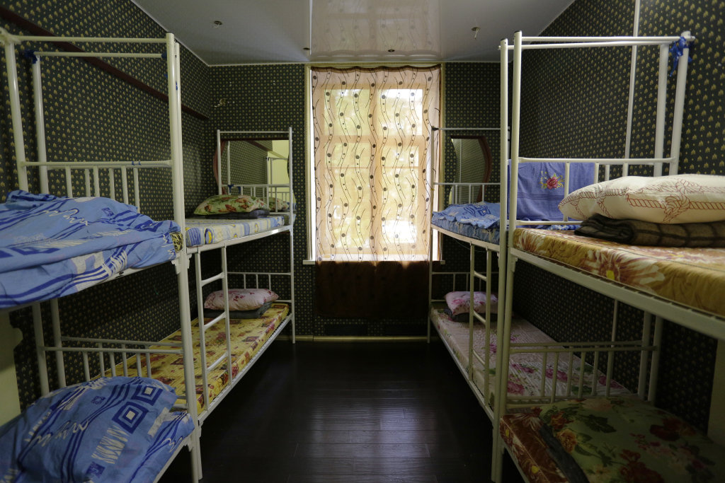 Кровать в общем номере Хостел Большая Семья