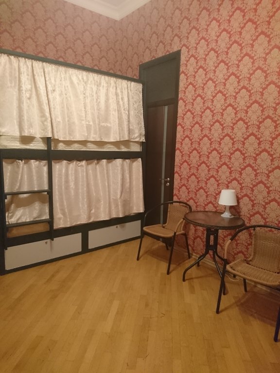 Cama en dormitorio compartido (dormitorio compartido femenino) con vista Kutuzova 30 Hostel