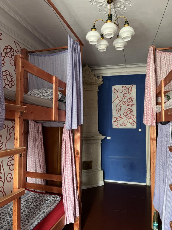 Кровать в общем номере с балконом и с красивым видом из окна Хостел Polosaty Hostel