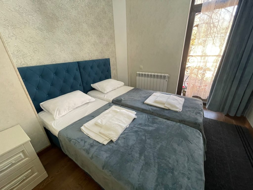 Habitación Confort 2 dormitorios con balcón y con vista Roza Kavkaza Guest House