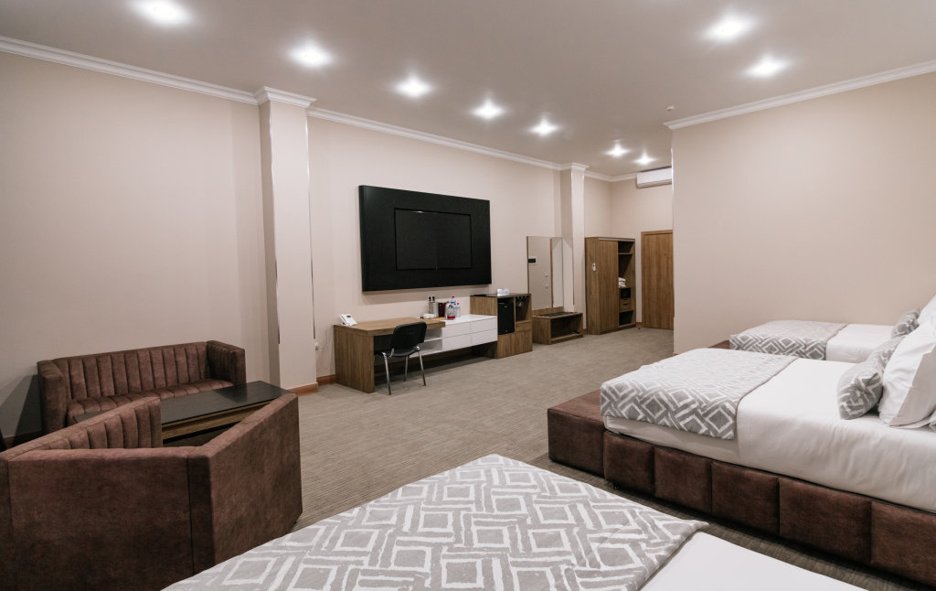 Hotel city central. Central City Hotel Пятигорск. Отель центр Сити Пятигорск. Отель 4 звезды в Пятигорске. Проспект Калинина 45 . Верхний рынок . Central City Hotel..