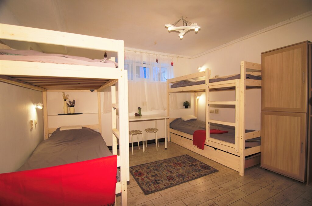 Кровать в общем номере с видом на горы Хостел Berloga House