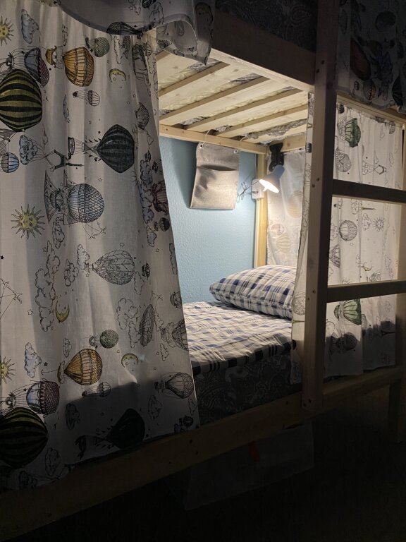 Cama en dormitorio compartido (dormitorio compartido masculino) con vista Gorod Hostel