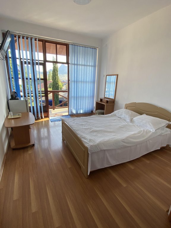 Четырёхместный номер Comfort с 2 комнатами с балконом и с красивым видом из окна Камелот