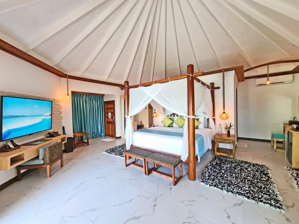 Beach люкс с пейзажным бассейном Kihaa Maldives