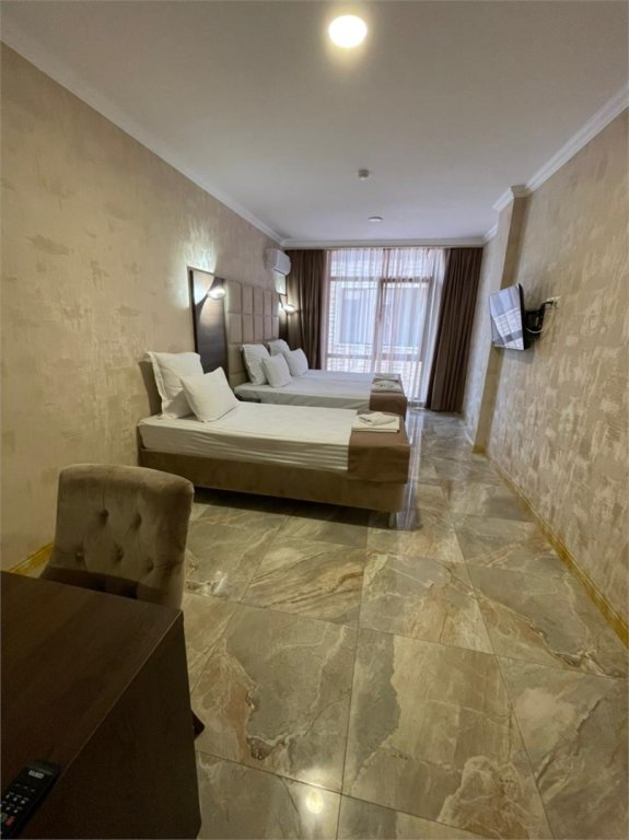 Economy Dreier Zimmer mit Balkon Alcont Hotel