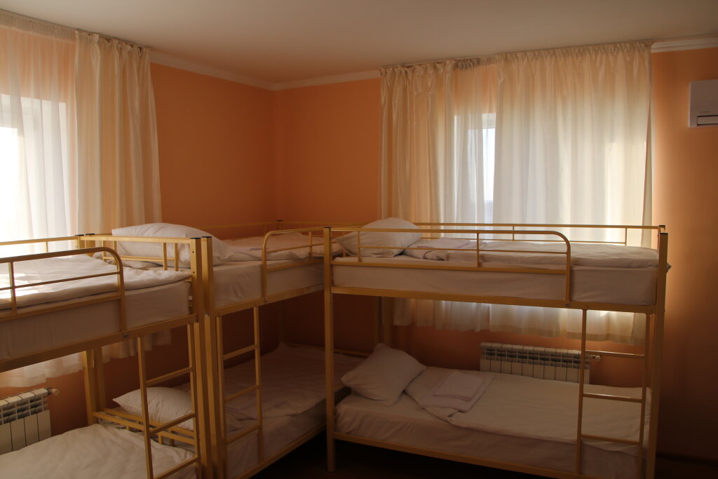 Cama en dormitorio compartido con vista Hostel Home