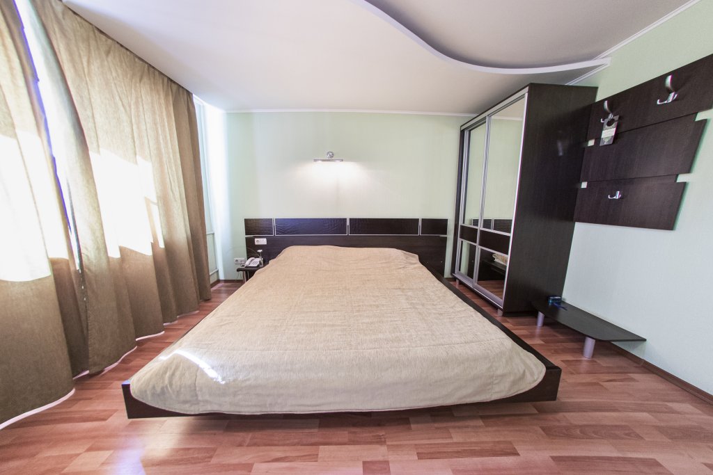 Двухместный номер с большой кроватью Эконом Плюс Отель Саратов