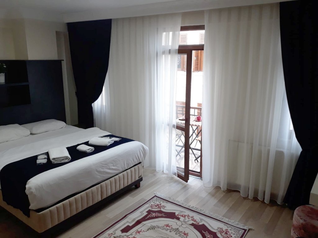 Standard Double room with balcony and with city view Taksim Fidan Aparts
