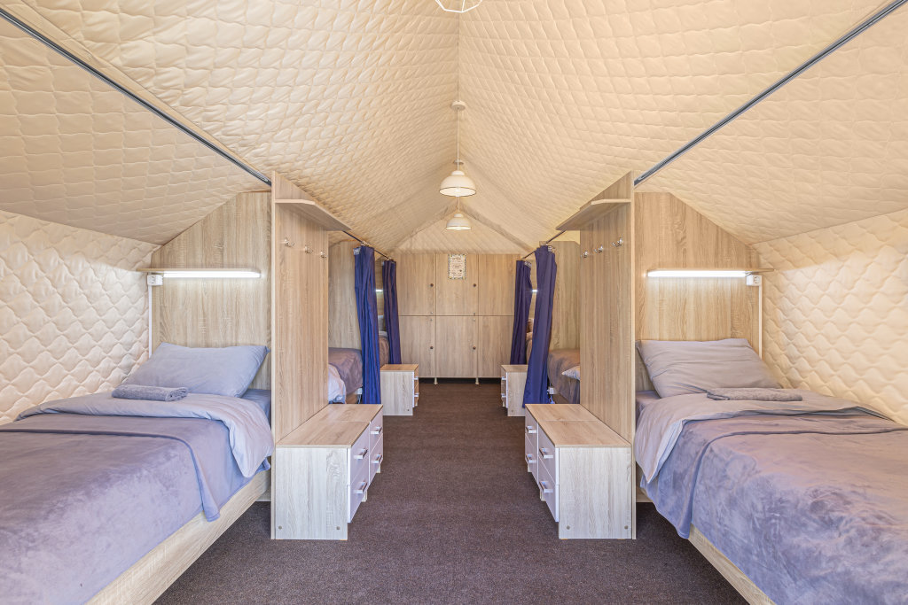 Кровать в Сафари-тент Атмосфера с 6 кроватями с видом на горы Глэмпинг O2kislorod
