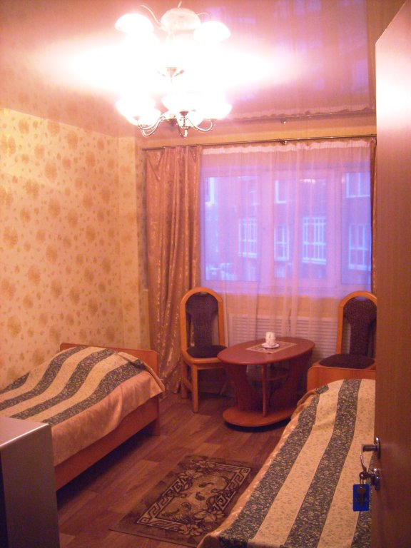 Cama en dormitorio compartido con vista Dinamo Hotel